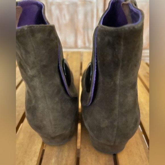 Vaneli Trye Wedgie Ankle Booties - Size 9M - EUC Suede Brown w/Purple inside - Picture 3 of 9
